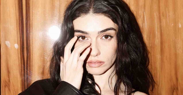 Hazar Ergüçlü, ELLE Style Awards 2026’da ödül verdi!