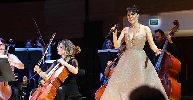 Şevval Sam hem söyledi hem yönetti