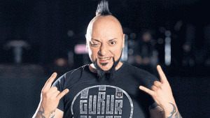 Hayko Cepkin sahnede talihsiz bir kaza geçirdi